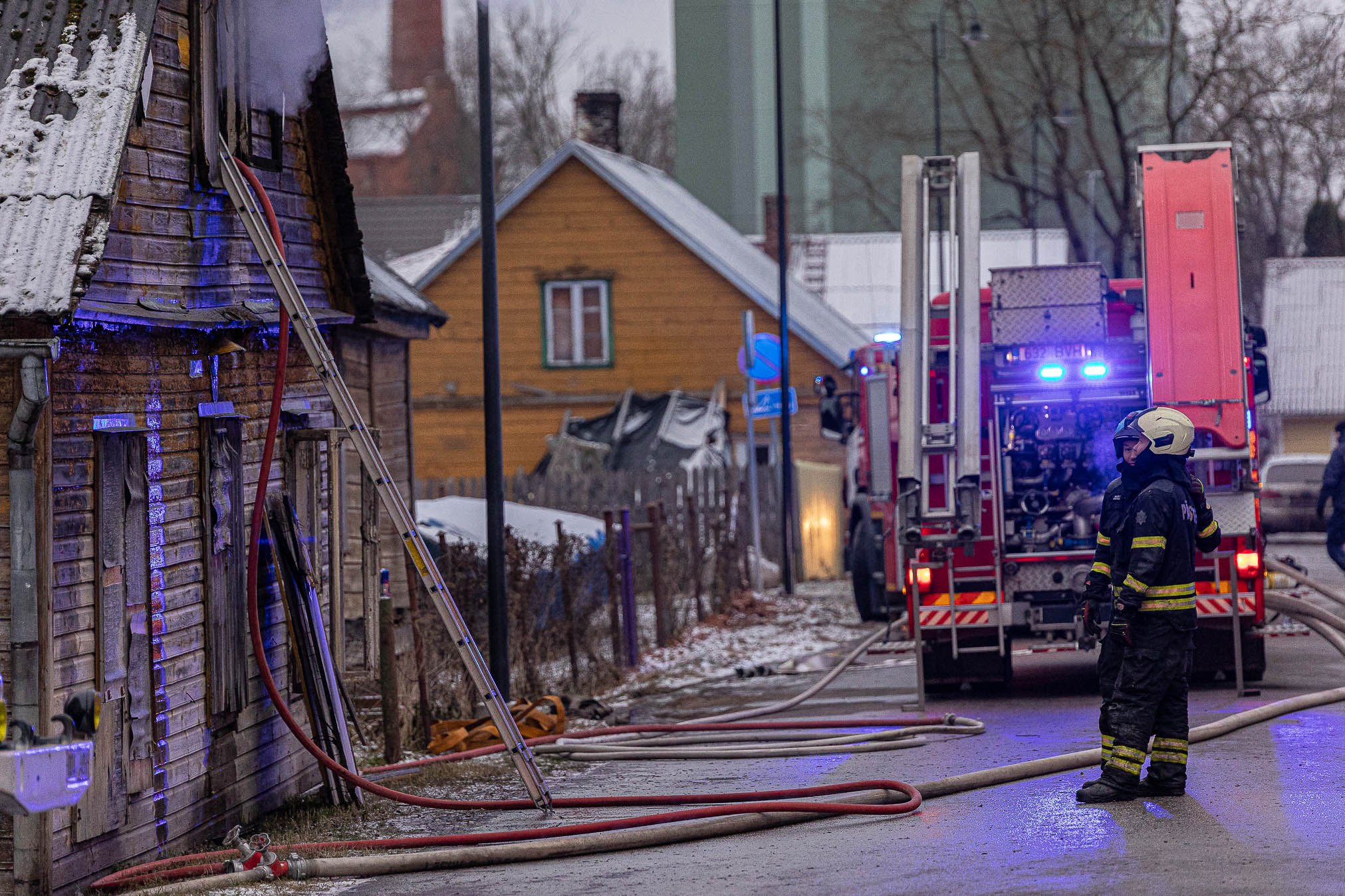 GALERII Vabriku tänaval põles puitmaja, naabrid kahtlustavad süütamist